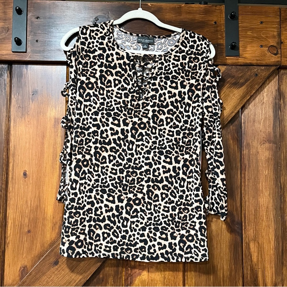 BOLD elements Leopard Print Cold-Shoulder Blouse in Tan Black Cream
